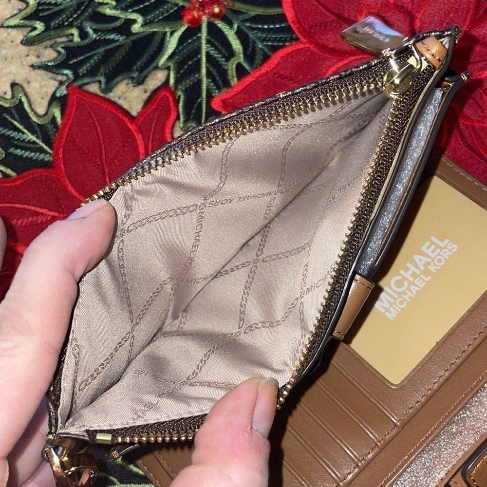 Brand New Michael Kors Phone Case Wristlet Zip Pockets Wallet Brown Gold Stars - Picture 14 of 15